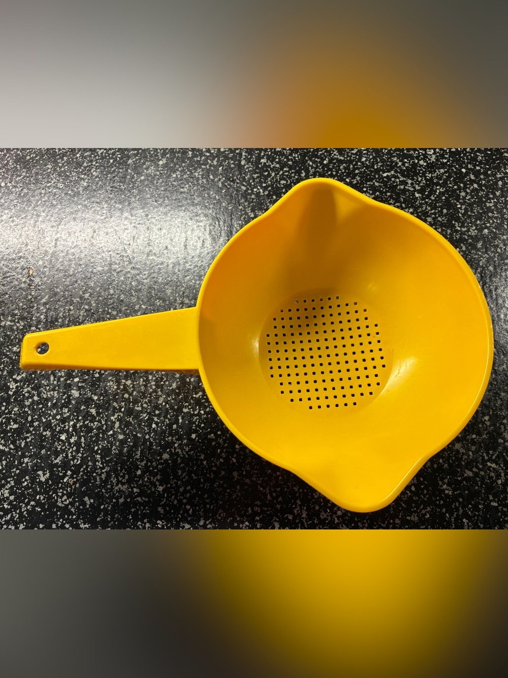 Tupperware Colander 1qt Double Pouring Spouts White Hole And Hook Hanging 1qt